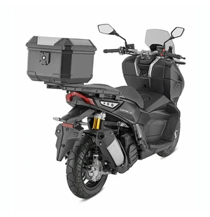 den förenar robusthet och sofistikerad estetik och passar perfekt både för motorcyklar och scooters.<br>Hörnens design skapar en modernare, mer dynamisk linje samtidigt som den behåller strukturell styrka och styvhet.<br>Invändigt skyddar filtklädseln inn kuva