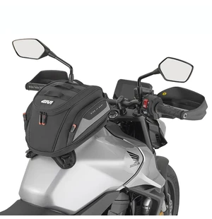 "Easy-T magnetisk tankväska, 16 liter<br>Tankväska som fästs med magneter och/eller remmar, utformad för att ge mångsidighet och bekväm montering under alla förhållanden, från stadskörning till touring. Kompatibel med de flesta tankar, vilket gör den idea kuva