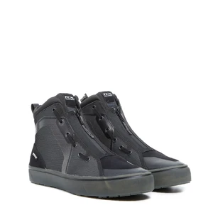 of breathability</div><div>• Wear-resistant rubber Groundtrax® outsole, designed to offer&nbsp image