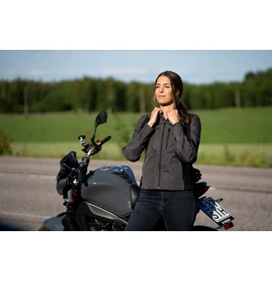 <p>Adjustable level 2 CE certified protectors at shoulders and elbows / Can be supplemented with back and chest protection / Airbag Ready – prepared with expanding panels / Long connection zipper to trousers</p> kuva