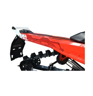 SPI Takapuskuri Ski-Doo Gen4 146"/154" Hide 'N' Go - Punainen kiinnitys (Valkoin kuva